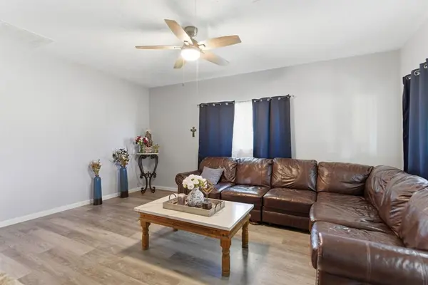 401 W Mesquite Street, Gunter, TX 75058