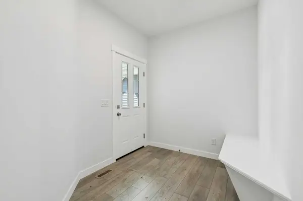 458 Hotchkiss MNR SE, Calgary, AB T3S0J9