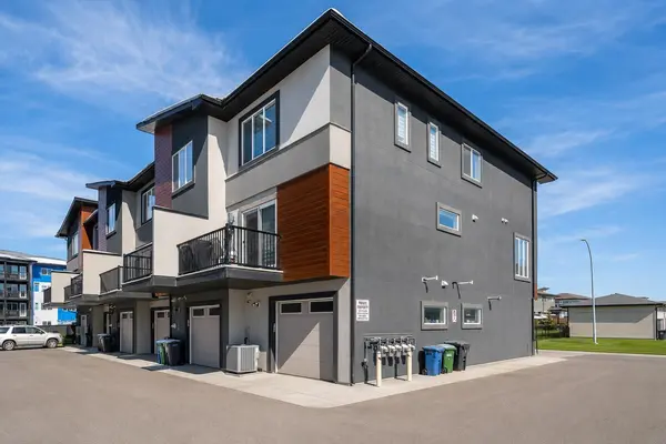 76 Skyview Link NE, Calgary, AB T3N 1N6