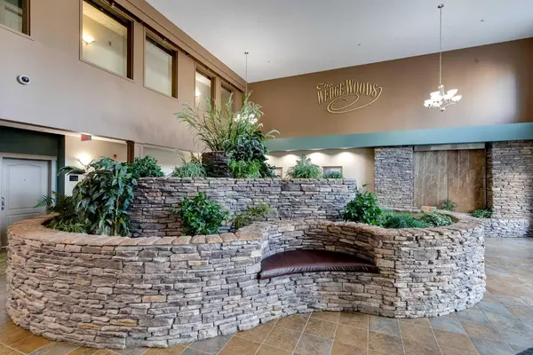 20 Discovery Ridge Close SW #427, Calgary, AB T3H 5X4