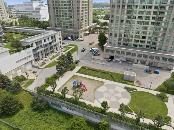 8 Lee Centre DR #913, Toronto E09, ON M1H 3H8