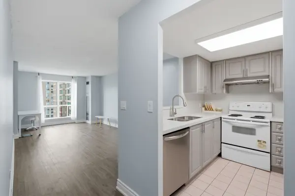 8 Lee Centre DR #913, Toronto E09, ON M1H 3H8