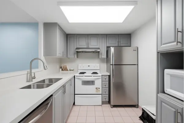 8 Lee Centre DR #913, Toronto E09, ON M1H 3H8