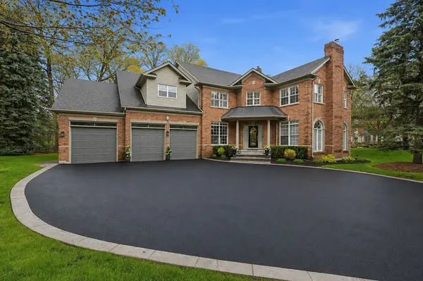 4 Lenarthur CT, Aurora, ON L4G 6M2