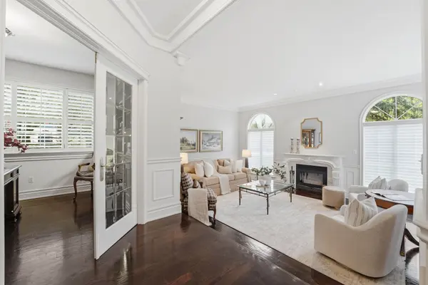 4 Lenarthur CT, Aurora, ON L4G 6M2