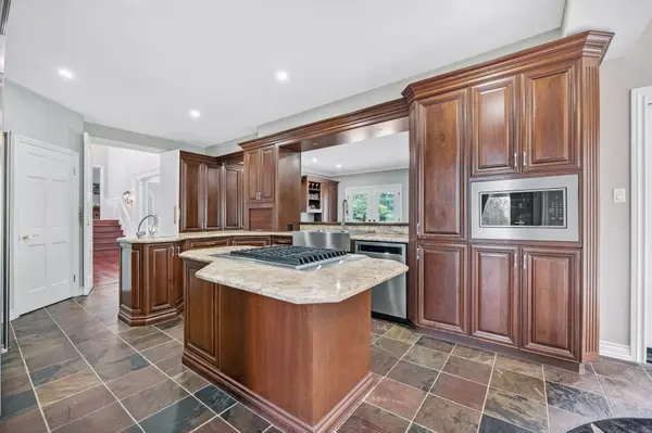 15 Jarvis AVE, Aurora, ON L4G 6W8
