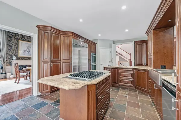 15 Jarvis AVE, Aurora, ON L4G 6W8