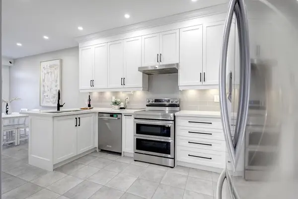 42 Laramie CRES, Vaughan, ON L6A 0P8