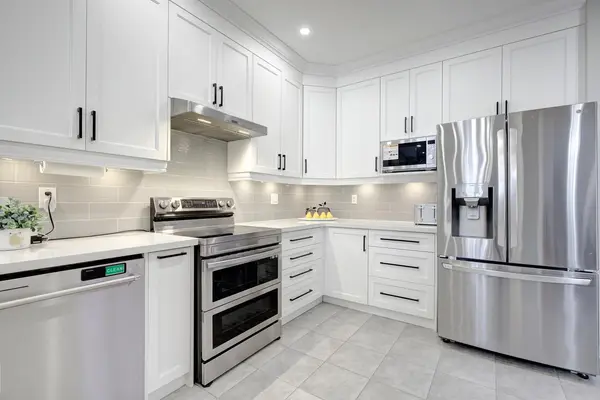 42 Laramie CRES, Vaughan, ON L6A 0P8