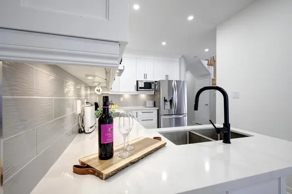 42 Laramie CRES, Vaughan, ON L6A 0P8