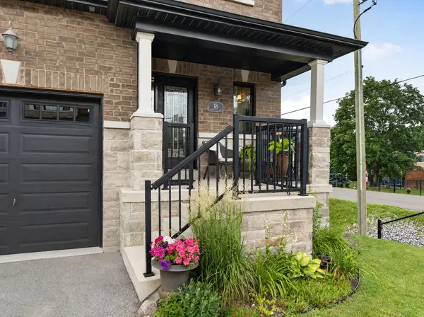 18 Charmuse LN, East Gwillimbury, ON L9N 0N7