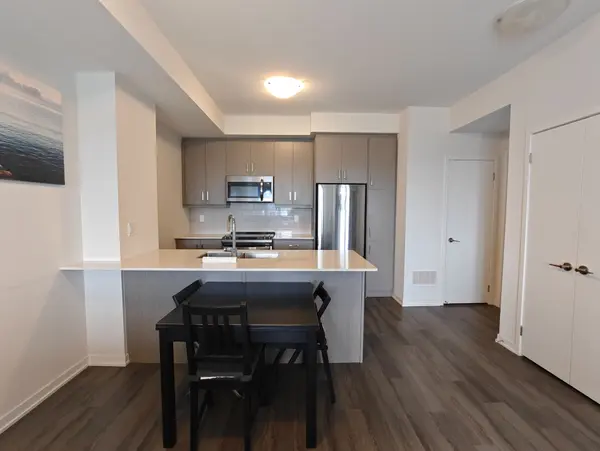 130 Honeycrisp CRES #318, Vaughan, ON L4K 0N7
