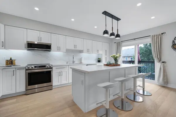 320 Dowson LOOP, Newmarket, ON L3X 3G2