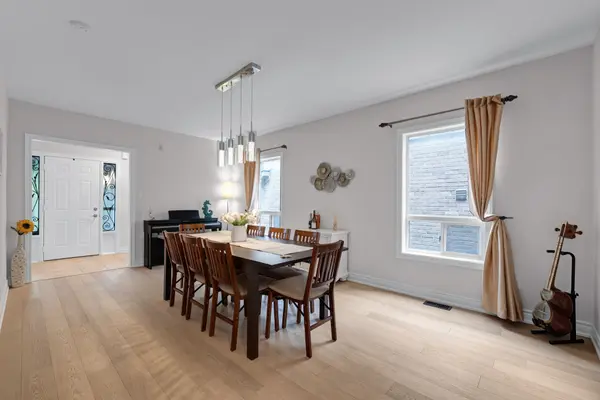 320 Dowson LOOP, Newmarket, ON L3X 3G2