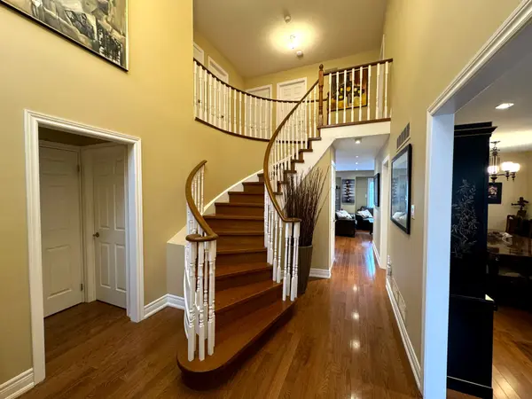 148 Mountbatten RD, Vaughan, ON L4J 7W2