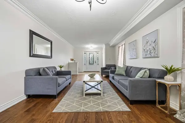 56 Hirst AVE, Georgina, ON L4P 4E5
