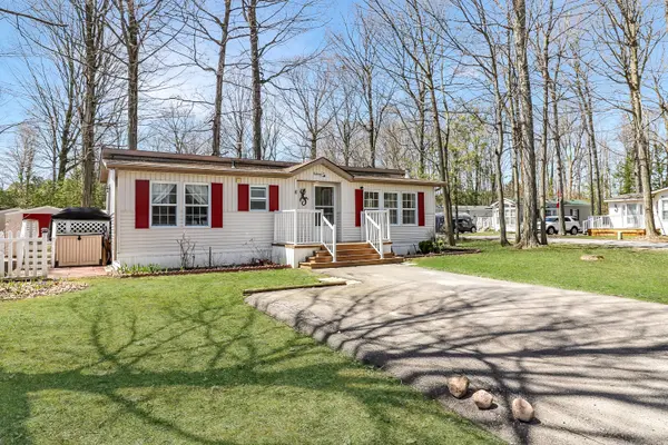 6 Pacific AVE, Wasaga Beach, ON L9Z 3A8