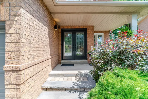 6089 Carradine CT, Mississauga, ON L5V 2C2