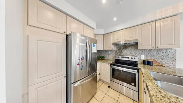 399 Stonetree CT, Mississauga, ON L5B 4H3