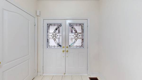 18 Kawana RD, Brampton, ON L6Y 0W2