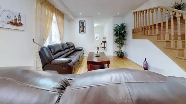 18 Kawana RD, Brampton, ON L6Y 0W2