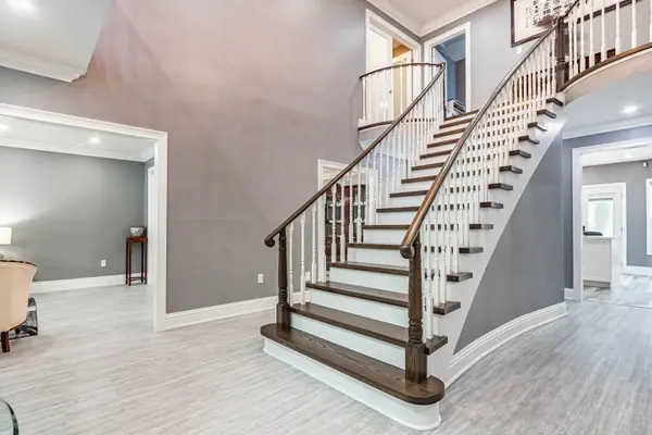 339 Parklane RD, Oakville, ON L6H 4J4