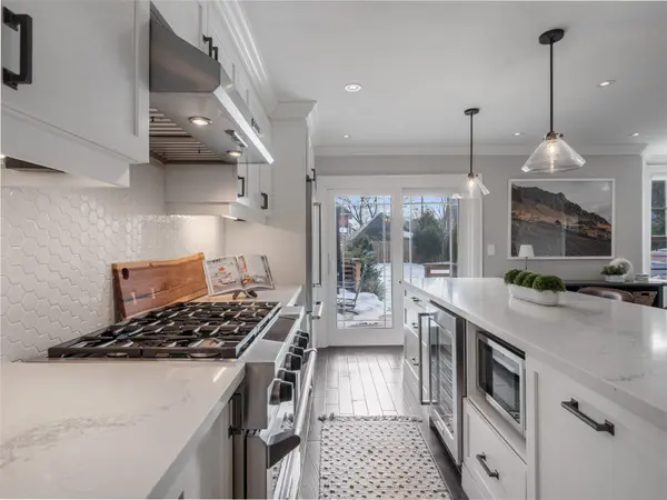 298 Douglas AVE, Oakville, ON L4J 3S4
