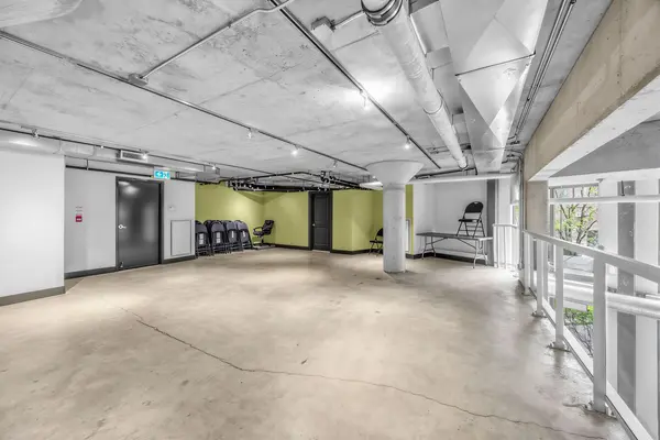 363 Sorauren AVE #301, Toronto W01, ON M6R 3C1