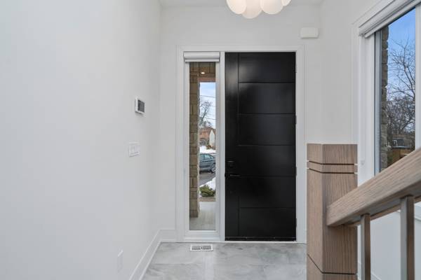 1076 Roosevelt RD, Mississauga, ON L5G 3Y8