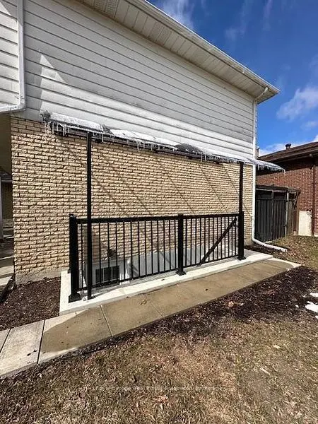 1 Esplanade RD, Brampton, ON L6T 2C6