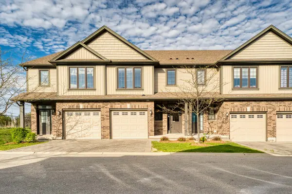 1030 OAKCROSSING Gate #16, London North, ON N6H 0H1