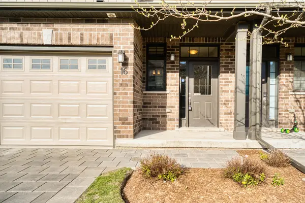 1030 OAKCROSSING Gate #16, London North, ON N6H 0H1