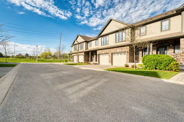 1030 OAKCROSSING Gate #16, London North, ON N6H 0H1