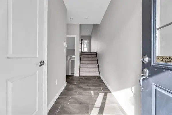 1030 OAKCROSSING Gate #16, London North, ON N6H 0H1