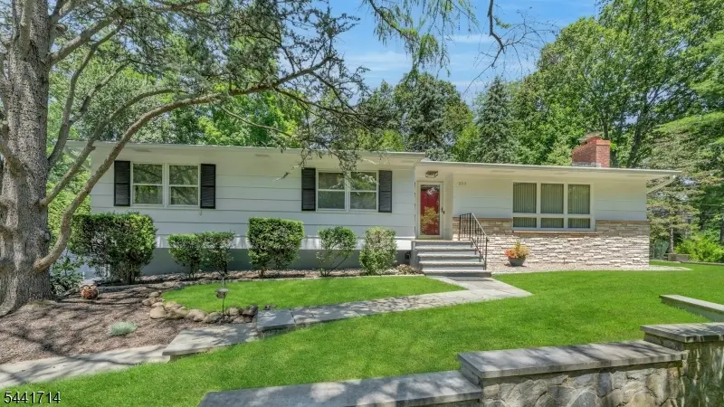 350 Greenbrier Ct, Mountainside Boro, NJ 07092
