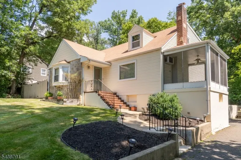 206 Mountain Pkwy, Green Brook Twp., NJ 08812