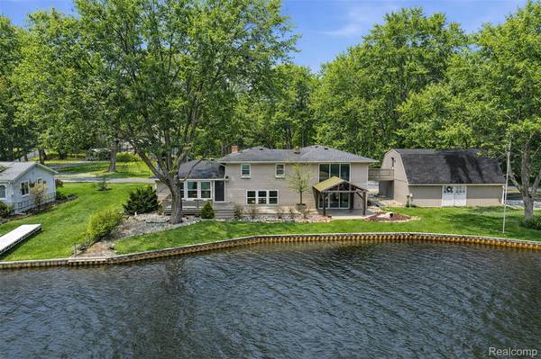 5370 Edgelake DR, Hamburg Township, MI 48169