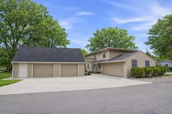 5370 Edgelake DR, Hamburg Township, MI 48169