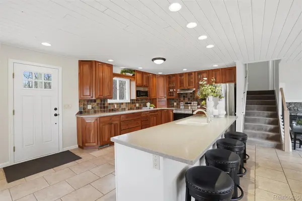 5370 Edgelake DR, Hamburg Township, MI 48169