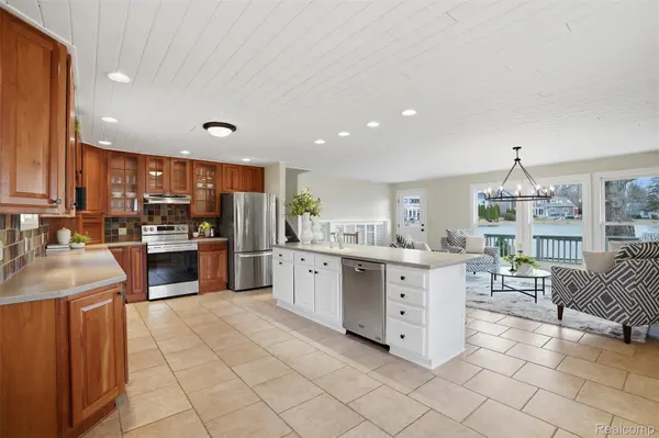 5370 Edgelake DR, Hamburg Township, MI 48169