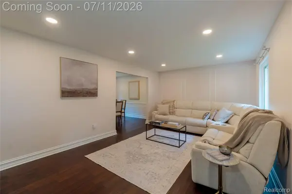 2032 Kristin DR, Troy, MI 48084
