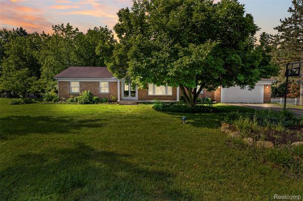 13404 Sequoia LN, Green Oak Township, MI 48178