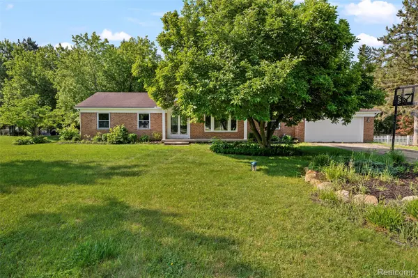 13404 Sequoia LN, Green Oak Township, MI 48178