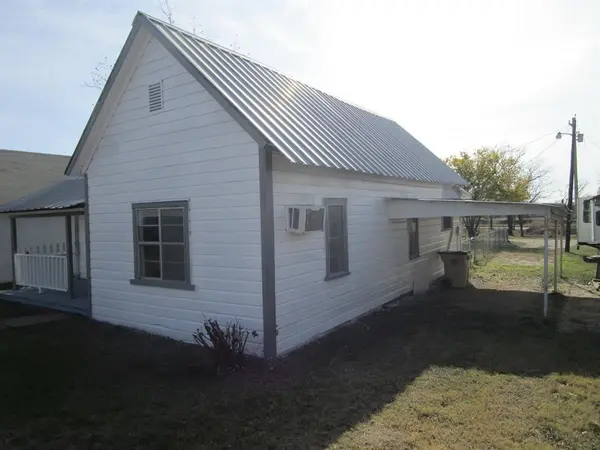 905 Wallis Avenue, Santa Anna, TX 76878