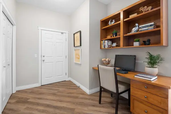 14 Hemlock CRES SW #7204, Calgary, AB T3C 2Z1