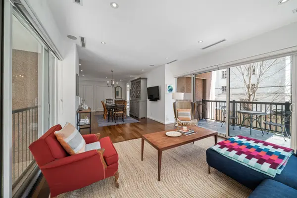 447 Walmer RD #206, Toronto C03, ON M5P 2X9