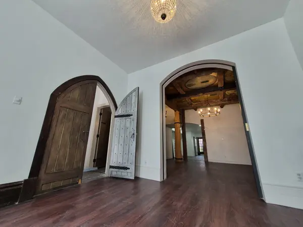 561 Parliament ST, Toronto C08, ON M4X 1P7