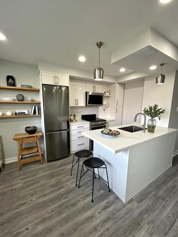 15 Walmer RD #306, Toronto C02, ON M5R 2X1