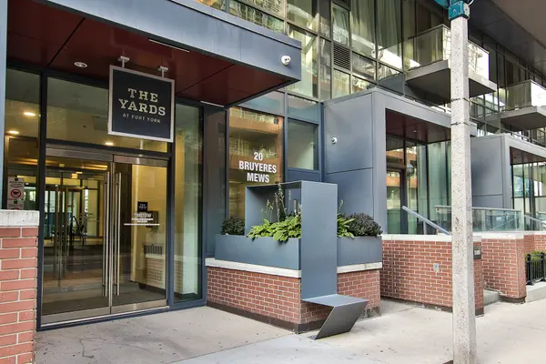 20 Bruyeres Mews #902, Toronto C01, ON M5V 0G8