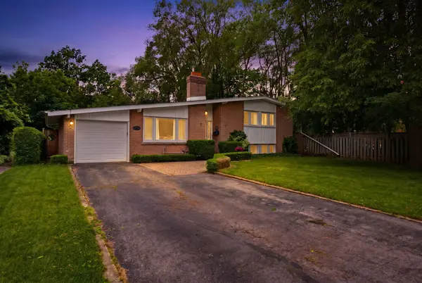 320 River Side DR, Oakville, ON L6K 3N4